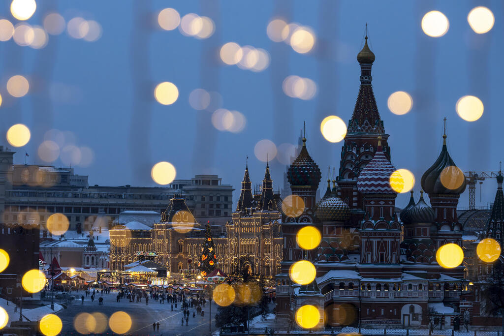 Moscow: Red Square through the window of the Hotel Baltschug Kempinski (Photo: Alexander Zemlianichenko/AP) מוסקבה: הכיכר האדומה מבעד לחלון של מלון בלטשוג קמפינסקי
