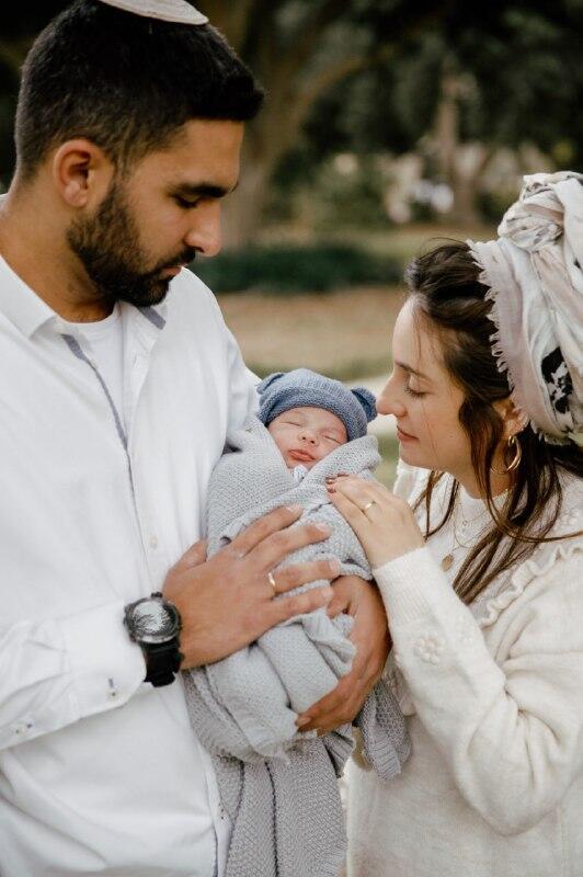 ברית המילה של בנם של משה ורננה בקיבוץ חולית