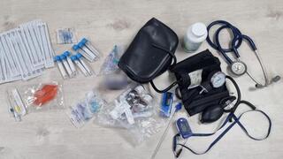 רופא נתפס עובד ללא רישיון ציוד שהוחרם