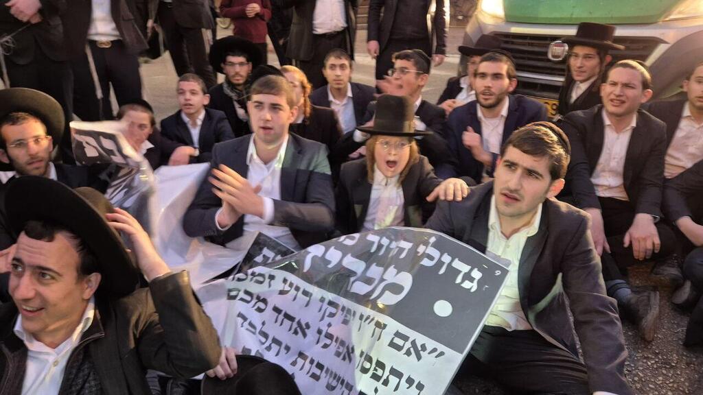 הרס שמשה של מכונית הפגנת חרדים רמת גן בני ברק