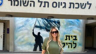 עו"ד שני אילוז על מדים, עם משפחתה וביום הגיוס