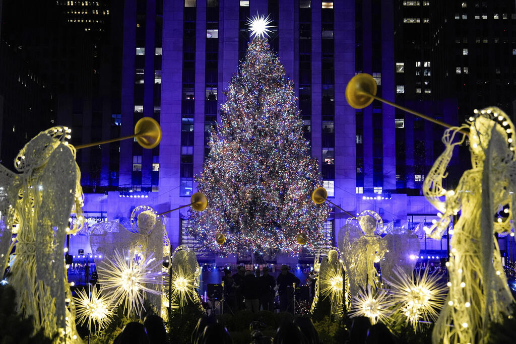 Giant Christmas tree at Rockefeller Center, New York (Photo: Julia Demaree Nikhinson/AP) עץ חג המולד במרכז רוקפלר