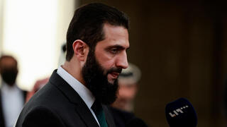 אבו מוחמד אל-ג'ולאני ששמו האמיתי אחמד א-שרע השליט בפועל של סוריה ומנהיג המורדים הג'יהאדיסטים מ הייאת תחריר א-שאם במפגש עם בכיר מקטאר ב דמשק 23 בדצמבר