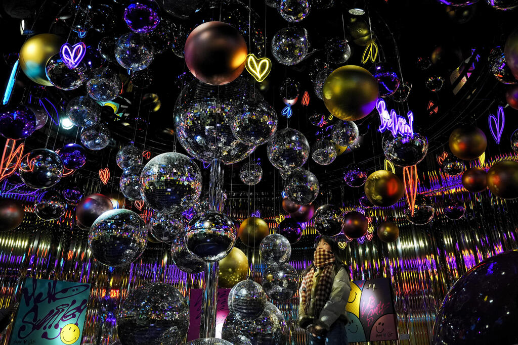 Christmas Festival decoration display at an open-air mall in Beijing (Photo: Andy Wong/AP) תצוגת קישוטים לקראת פסטיבל חג המולד בקניון באוויר הפתוח בבייג'ינג