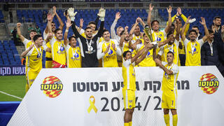 שחקני מכבי ת"א מניפים את הגביע