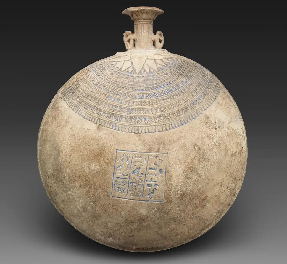 Inscriptions on this 2,600-year-old flask (Photo: Theodore M. Davis Collection, Bequest of Theodore M. Davis, 1915; The Met) הכלי העתיק שעשוי מפאיאנס, אשר מוצג לראווה במוזיאון המטרופוליטן לאמנות בניו יורק, ונושא ברכה לשנה החדשה, שיועדה לאמנחותפ