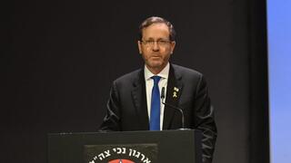  הרצוג בהדלקת נר ראשון לחנוכה