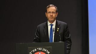  הרצוג בהדלקת נר ראשון לחנוכה
