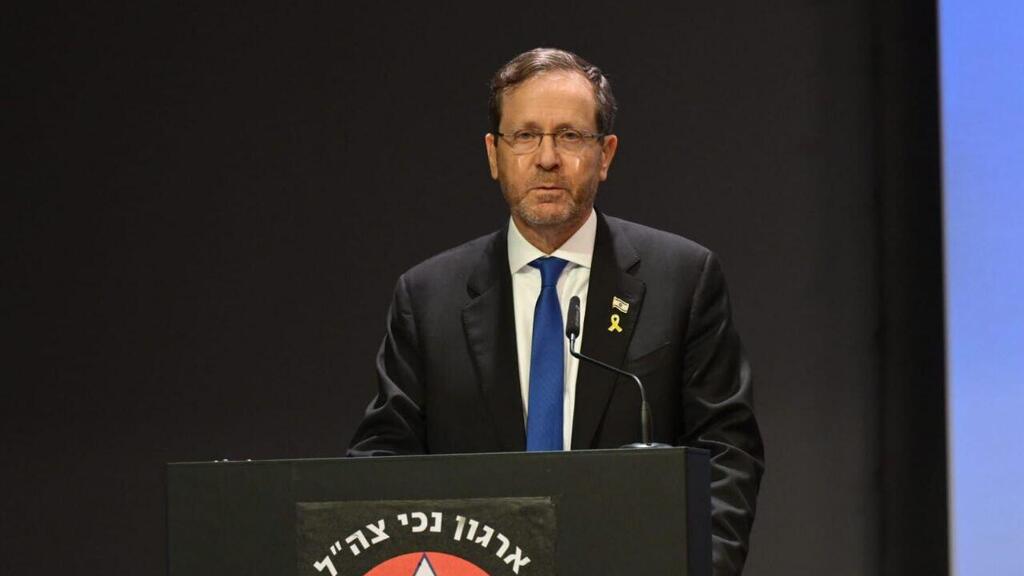  הרצוג בהדלקת נר ראשון לחנוכה