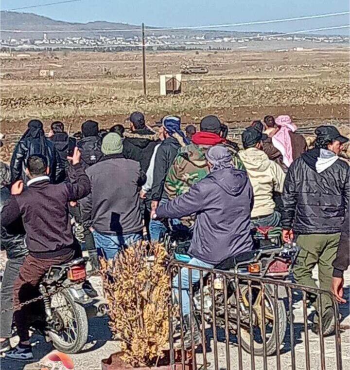  סורים מקומיים בהפגנה נגד כוחות צה"ל באזור הכפר סוויסה באזור הכפרי של קוניטרה