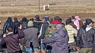  סורים מקומיים בהפגנה נגד כוחות צה"ל באזור הכפר סוויסה באזור הכפרי של קוניטרה