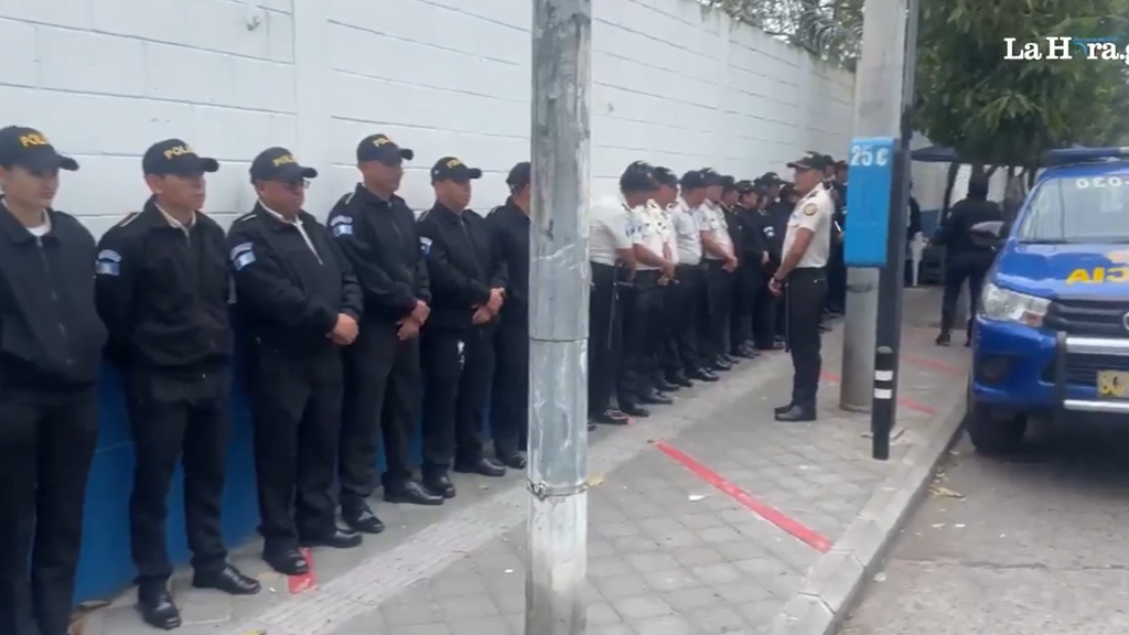 Police guard the facility where children rescued from the Lev Tahor cult are being held (Photo: Screenshot Guatemalan television) שוטרים מחוץ למתחם שבו נמצאים הילדים