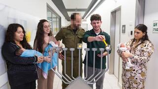 נועם לוי, לוחם צה”ל שניצל ממוות במלחמת "חרבות ברזל", מדליק נר ראשון של חנוכה עם רס"ן ד”ר א', הרופא שהציל את חייו בתינוקיית בית החולים הציבורי אסותא אשדוד