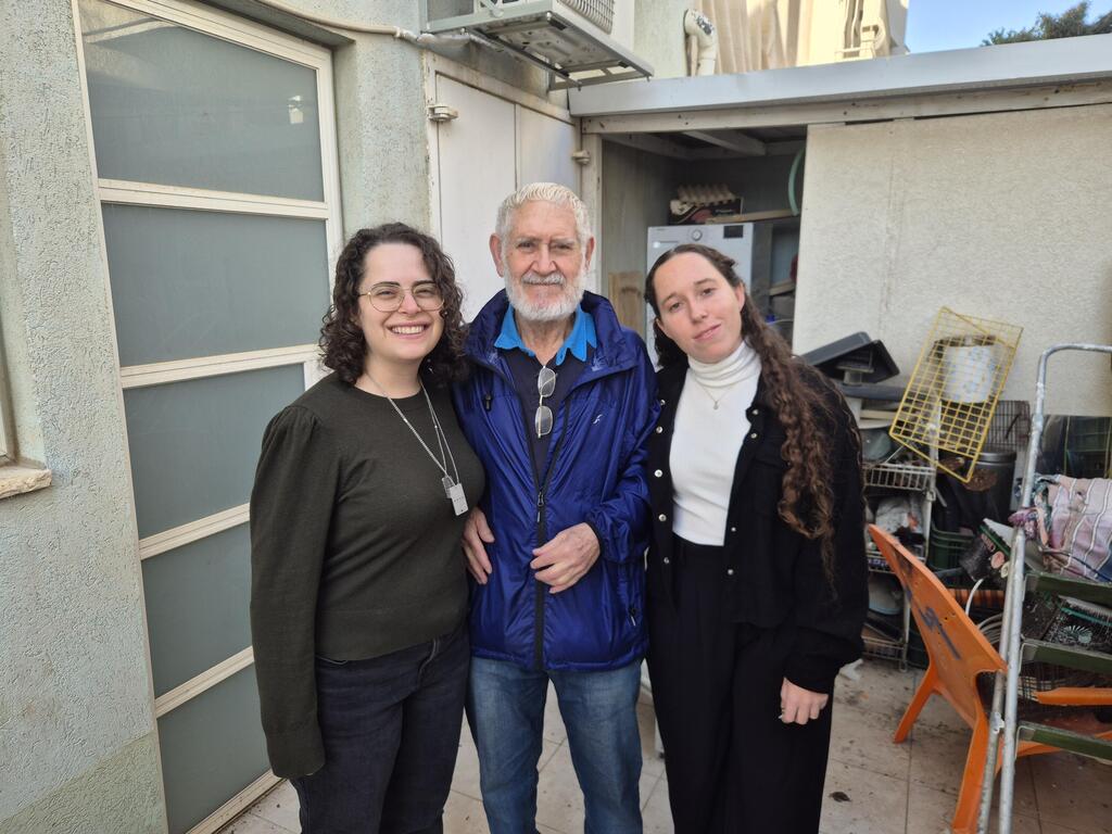 מיטל מור ומשה שטיינברג בביתם בבאר יעקב שנפגע מיירוט