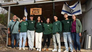 החניכים במכינת "דרך רגב", עם גילנית אמר (מימין) ודוד אמר (משמאל)