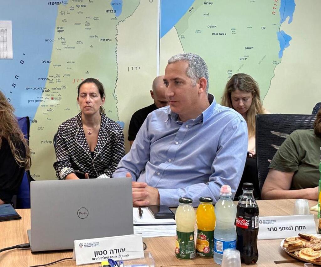 יהודה סטון בחדר המצב של הסוכנות היהודית מכנס שולחן חירום מייד עם פרוץ המלחמה