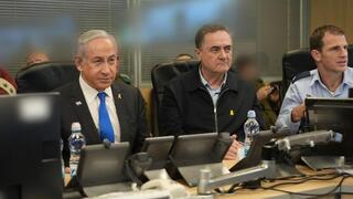 בנימין נתניהו, ישראל כ"ץ, מפקד חיל האוויר והרצי הלוי בבור חיל האוויר במהלך התקיפה בתימן