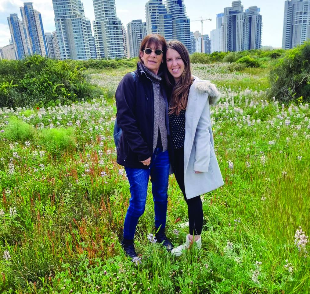 With her mother, Efrat Katz, who was killed on October 7 (Photo: Family album) עם אמה, אפרת כץ ז"ל