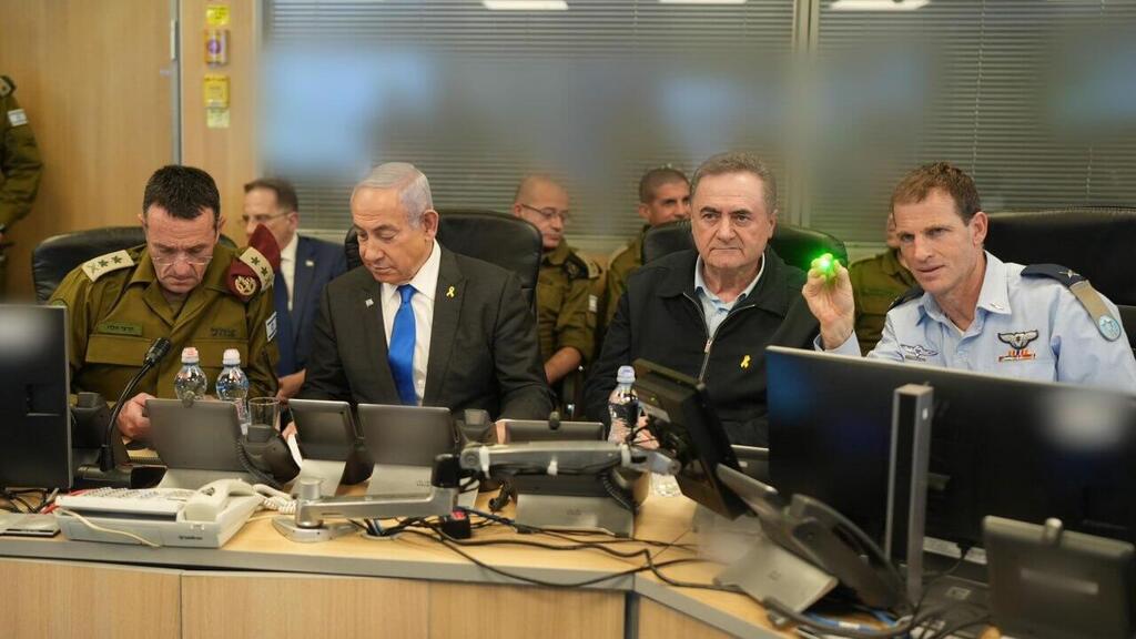 בנימין נתניהו, ישראל כ"ץ, מפקד חיל האוויר והרצי הלוי בבור חיל האוויר במהלך התקיפה בתימן