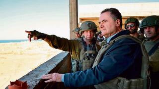 שר הביטחון ישראל כ"ץ עם אלוף פיקוד דרום אלוף ירון פינקלמן, בסיור ברפיח