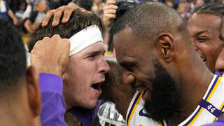 שחקן לוס אנג'לס לייקרס אוסטין ריבס עם לברון ג'יימס