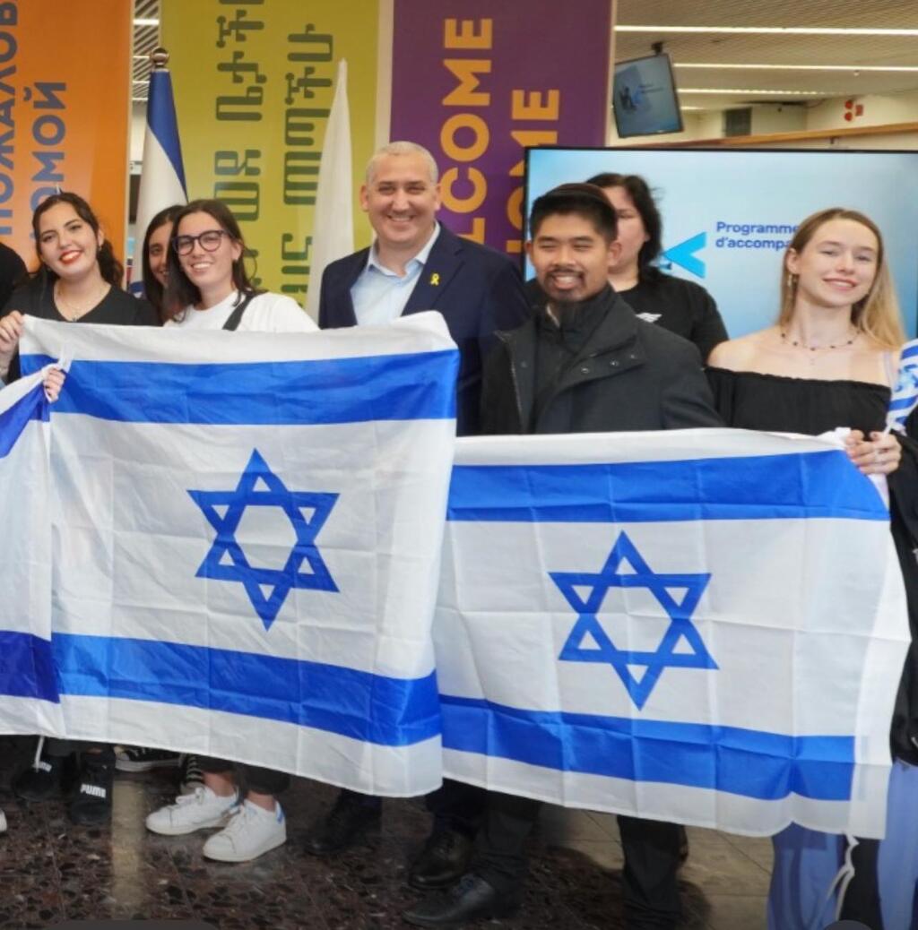 Setton welcomes new Olim from France at Ben Gurion Airport (Photo: The Jewish Agency) מנכ״ל הסוכנות היהודית יהודה סטון מקבל בנתב״ג עולים חדשים מצרפת