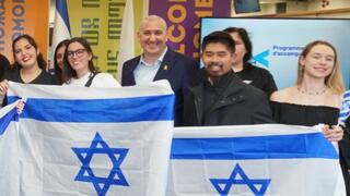 מנכ״ל הסוכנות היהודית יהודה סטון מקבל בנתב״ג עולים חדשים מצרפת