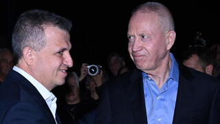 יואב גלנט וכרמל שאמה הכהן מדליקים נר ראשון של חנוכה על הריסות בית הספר ״רמת אפעל״