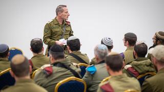סגן הרמטכ"ל אמיר ברעם ביקר בבסיס חטיבת החשמונאים והדליק נרלחג חנוכה