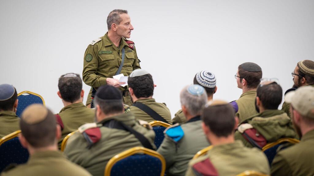 סגן הרמטכ"ל אמיר ברעם ביקר בבסיס חטיבת החשמונאים והדליק נרלחג חנוכה