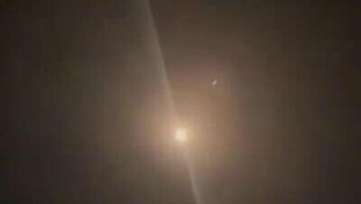 יציאת מיירט מערכת הגנה אווירית THAAD לטיל הבליסטי ששוגר מתימן