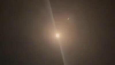 יציאת מיירט מערכת הגנה אווירית THAAD לטיל הבליסטי ששוגר מתימן