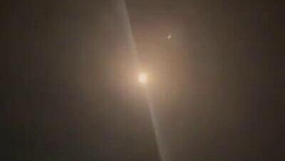 יציאת מיירט מערכת הגנה אווירית THAAD לטיל הבליסטי ששוגר מתימן