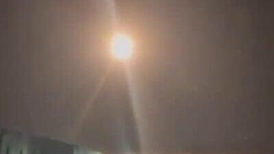 יציאת מיירט מערכת הגנה אווירית THAAD לטיל הבליסטי ששוגר מתימן