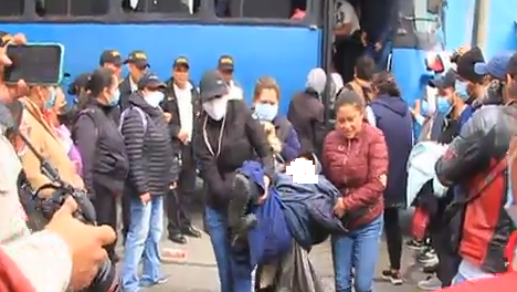 עובדות רווחה מחזיקות נושאות ילדה שחולצה מהכת