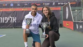 שימנוב ובוחניק עם הגביעים