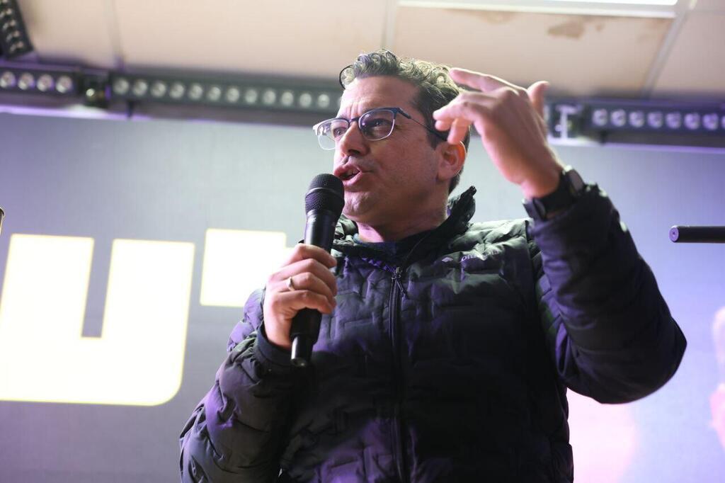 הפגנה והדלקת נרות מחוץ לכלא איילון בו מוחזק הנגד ארי רונפלד