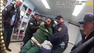 שוטרים מכים את רוברט ברוקס בניו יורק בעודו אזוק, שעות לפני מותו