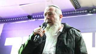 הפגנה והדלקת נרות מחוץ לכלא איילון בו מוחזק הנגד ארי רונפלד