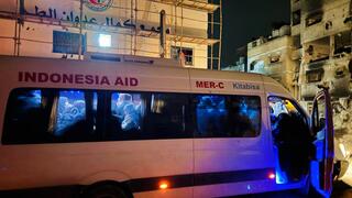 פינוי חולים והעברת אספקה לבית החולים האינדונזי