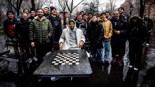 ויקטור וומבניאמה משחק שח עם אוהדים בפארק