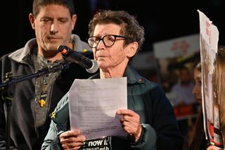 יוכבד ליפשיץ בכיכר החטופים