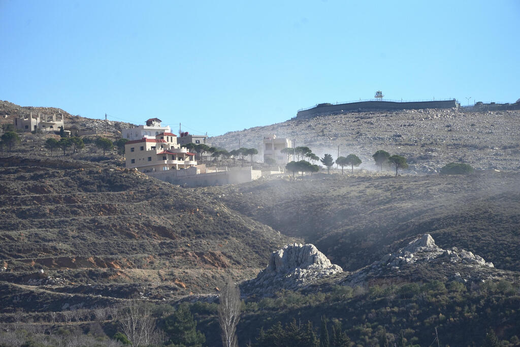 Activists exploit terrain conditions to sneak into Syria (Photo: Efi Sharir) חיילי צה"ל נכנסים לסוריה דרך מעבר הגבול במג'דל שמס