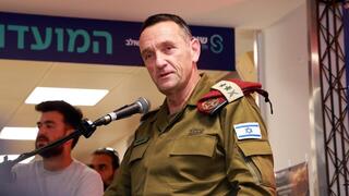 הרמטכ”ל הרצי הלוי מדליק נרות חנוכה במרכז “חוזרים לחיים” בשיבא