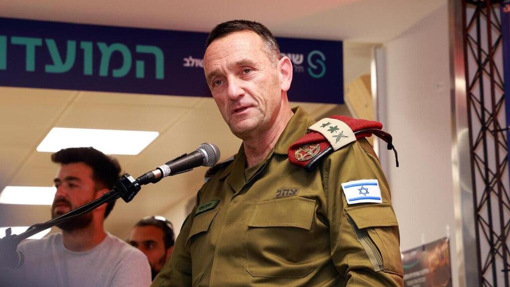 הרמטכ”ל הרצי הלוי מדליק נרות חנוכה במרכז “חוזרים לחיים” בשיבא