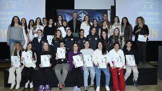 הבנות והפרסים