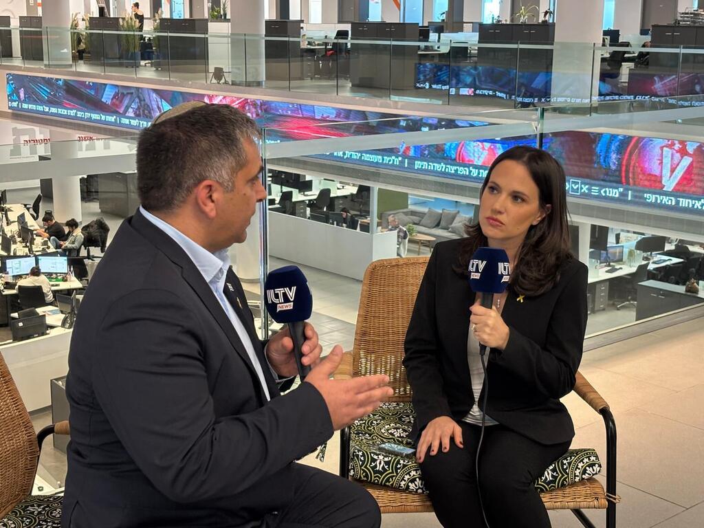 Lidar Grace-Lazi (right) interviews Minister Ofir Sofer 