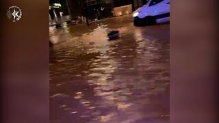 רגעי החילוץ של תושב נתניה שהתיישב על גג מכוניתו לאחר שנתקע בהצפות