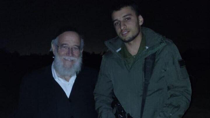 הרב בר חיים עם סמל אוריאל פרץ ז"ל