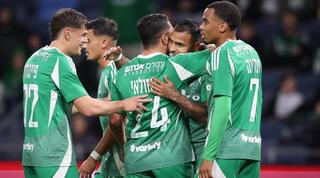 שחקני מכבי חיפה חוגגים